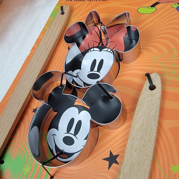 Halloween Bundle of Disney 4 piece set and Scary the Ty Beanie Baby - Picture 10 of 13